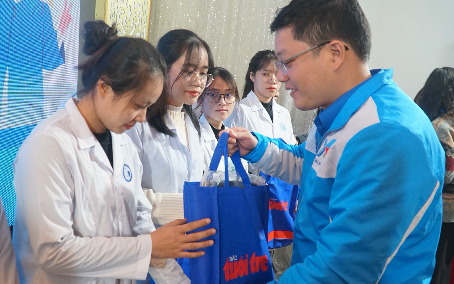 Chàng y sĩ bữa đói bữa no, nhín tiền đi học- Ảnh 4. Trao học bổng Tiếp sức đến trường cho sinh viên y khoa Huế