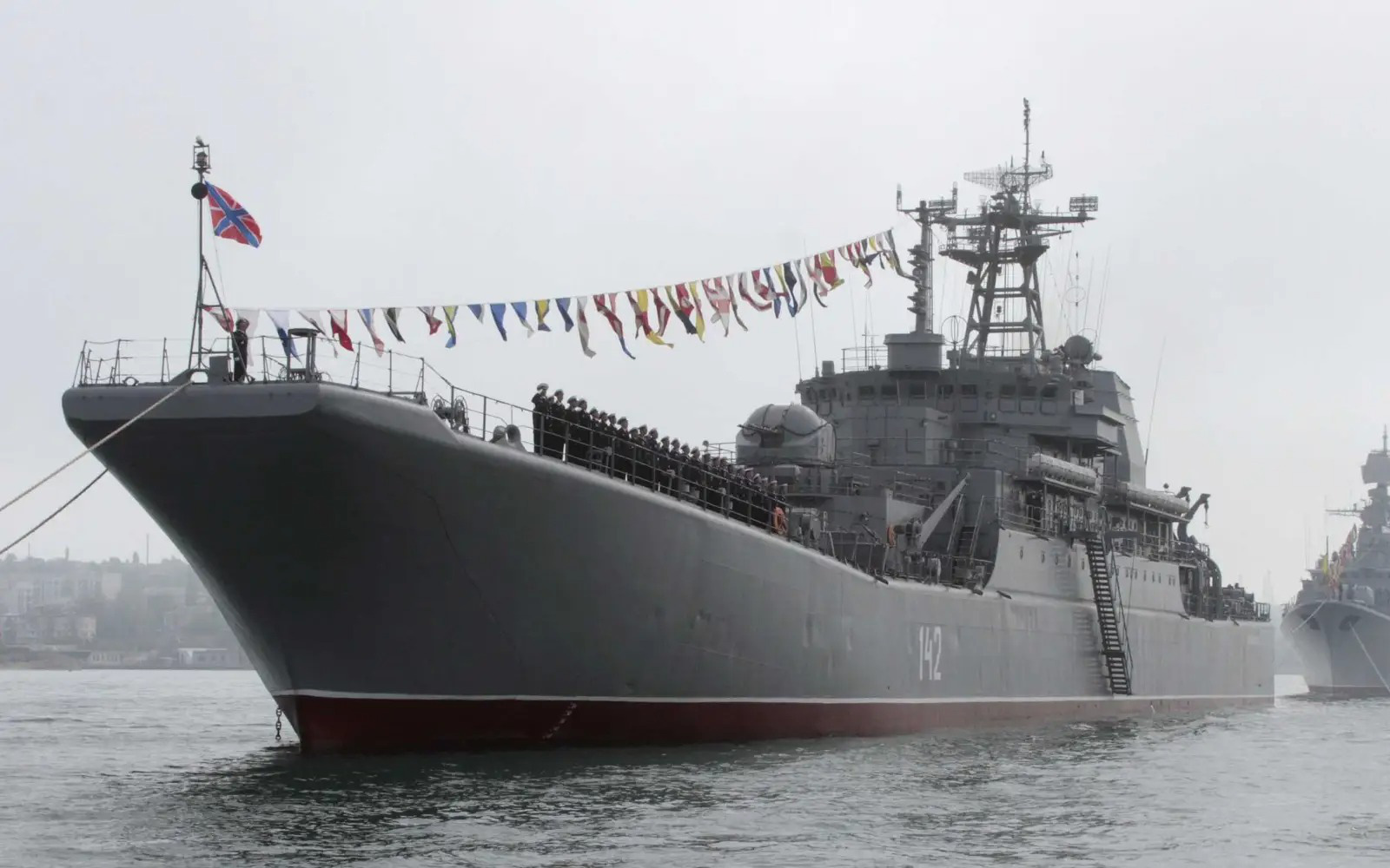 Tin tức thế giới 27-12: Thụy Điển đến gần NATO hơn; Nga xác nhận tàu chiến bị Ukraine phá hủy- Ảnh 5. Máy bay Ukraine tấn công cảng Nga, phá hủy tàu đổ bộ lớn
