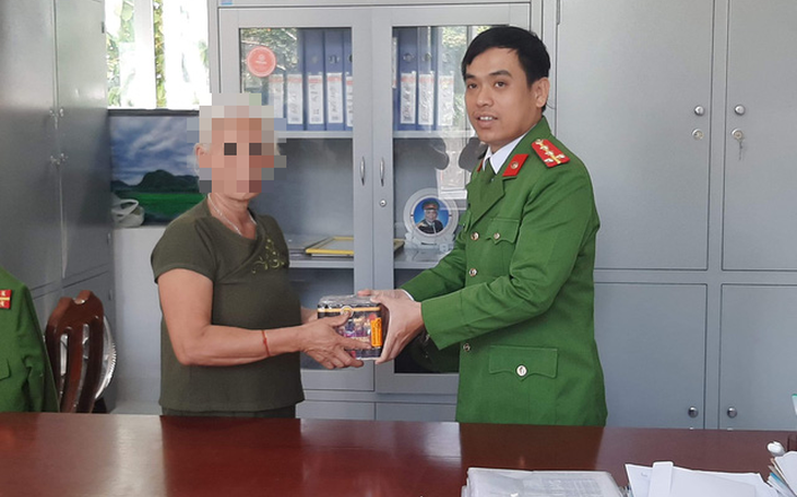 Thanh niên 22 tuổi bán pháo nổ trái phép, ‘khuyến mãi’ thuốc lá lậu- Ảnh 2. Trước thềm năm mới, TP.HCM vận động toàn dân giao nộp pháo, vật liệu nổ
