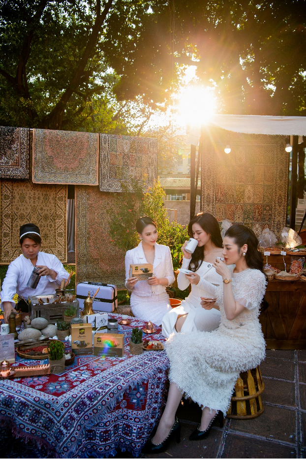 Từ G7 đến G7 Gold - Hành trình sáng tạo thương hiệu toàn cầu của Trung Nguyên Legend- Ảnh 5. Hoa hậu Đỗ Hà, Á hậu Ngọc Hằng, Á hậu Tú Anh thích thú trải nghiệm sản phẩm mới G7 Gold - thế hệ sản phẩm cà phê hòa tan đầu tiên mang hương vị 3 nền văn minh cà phê Ottoman - Roman - Thiền.