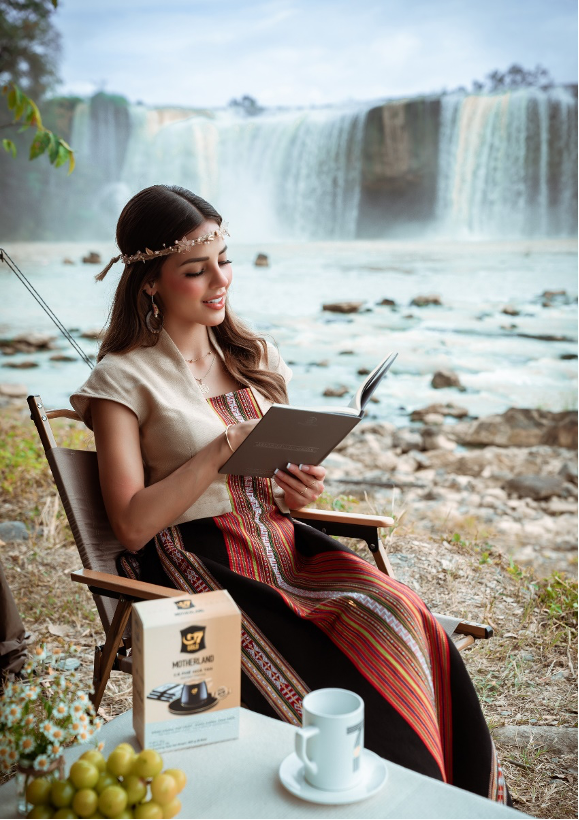 Từ G7 đến G7 Gold - Hành trình sáng tạo thương hiệu toàn cầu của Trung Nguyên Legend- Ảnh 6. Hoa hậu Hòa bình quốc tế 2023 Luciana Fuster tận hưởng hương vị đặc biệt của G7 Gold Motherland tại quê hương hạt cà phê Robusta ngon nhất thế giới.