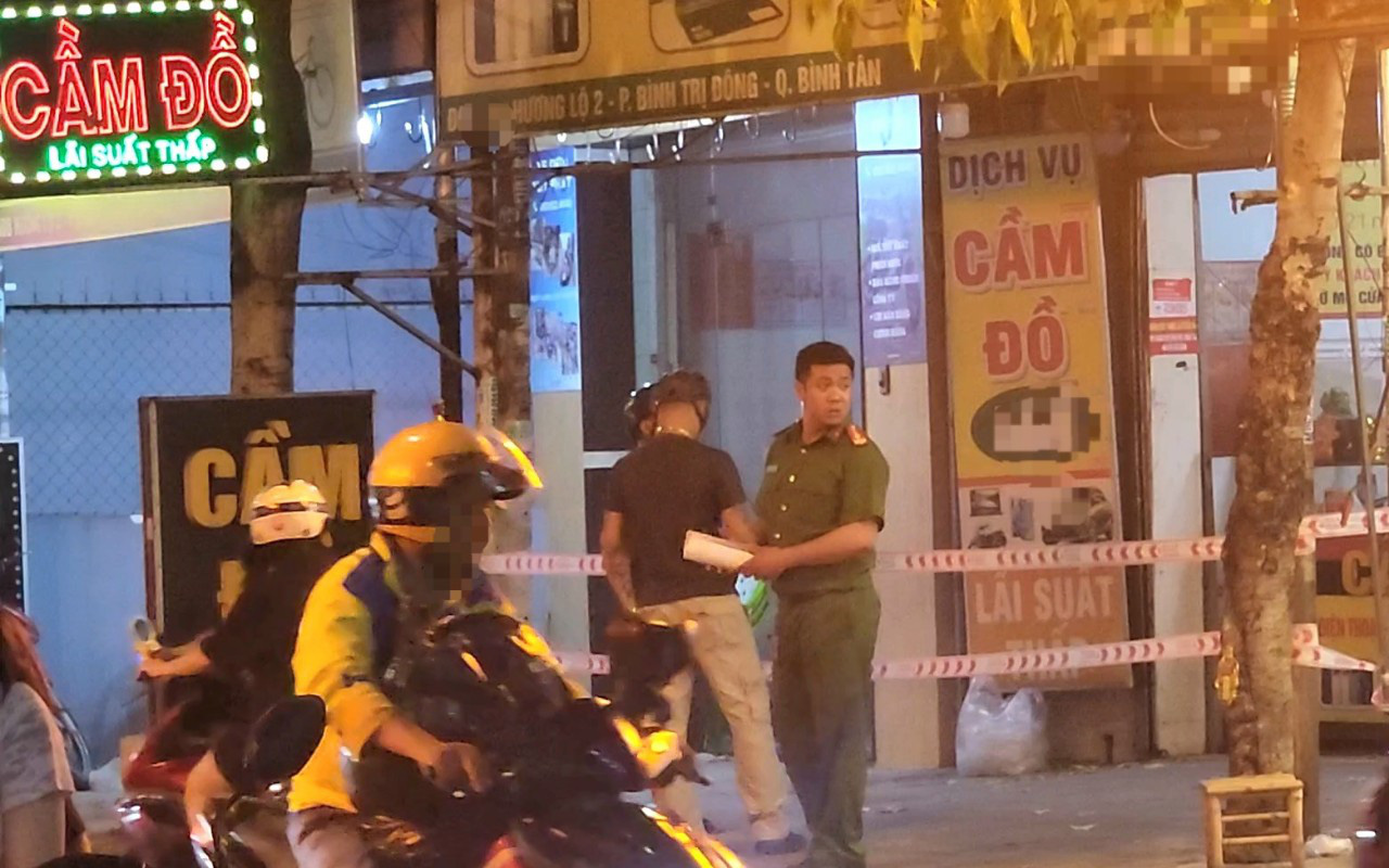 Điều tra vụ em trai của chủ tiệm cầm đồ ở quận Bình Tân bị đâm chết