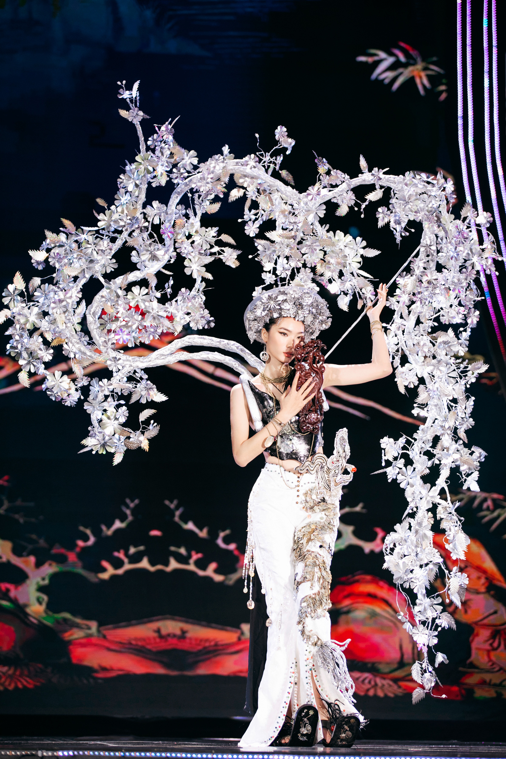 Nguyễn Minh Công - mentor đứng sau trang phục dân tộc lộng lẫy của Miss Cosmo- Ảnh 3.