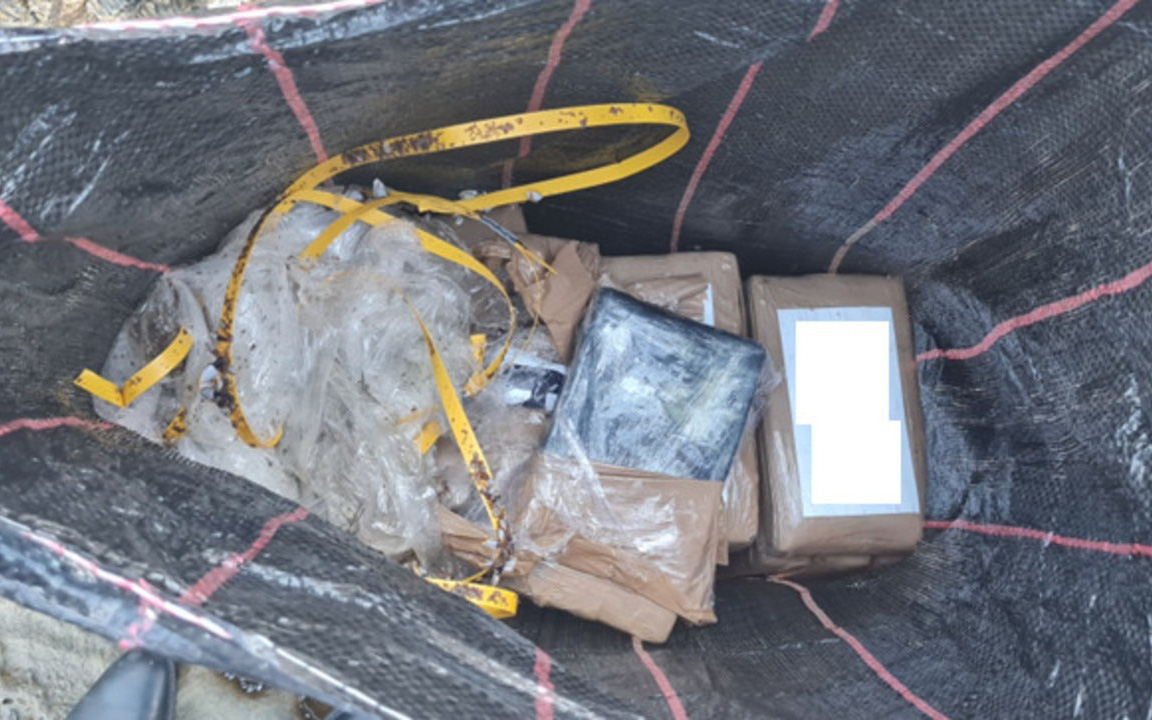 Pháp: Phát hiện hơn 40kg cocaine trong các lô chuối giao đến siêu thị - Ảnh 2.