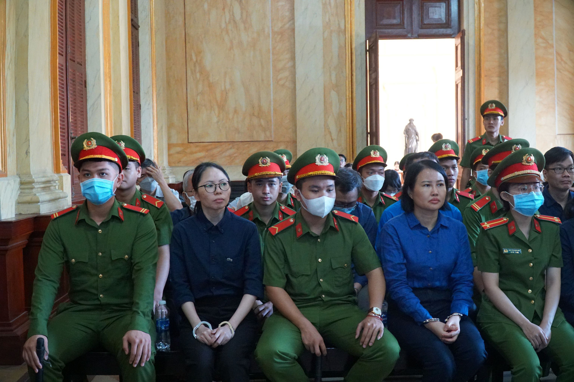 Vụ thông thầu tại Sở Y tế tỉnh Tây Ninh: VKS đổi đề nghị tù treo sang tù giam với một bị cáo- Ảnh 1. Các bị cáo tại tòa - Ảnh: ĐAN THUẦN