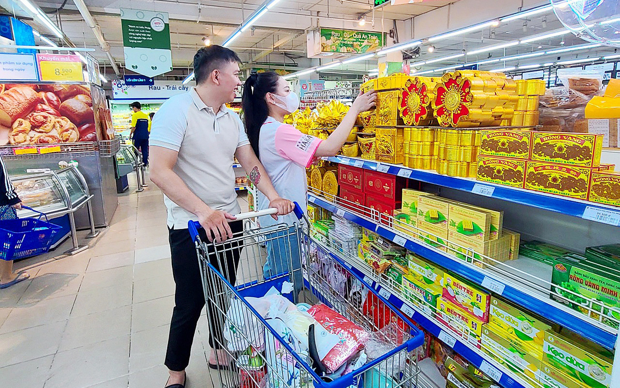 Đi lại, mua sắm Tết: làm sao để tiết kiệm?- Ảnh 5. Siêu thị tăng sale chờ khách mua sắm, khách chờ... thưởng Tết