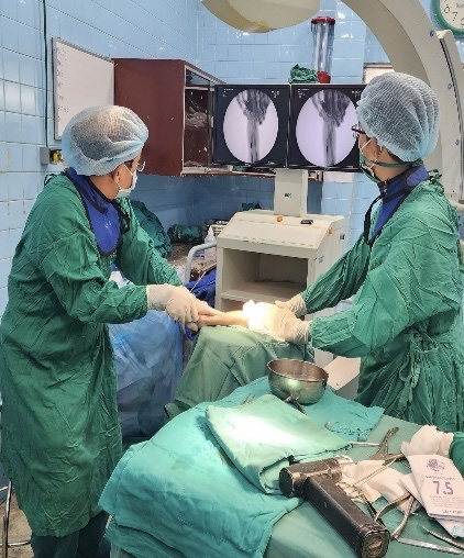 Cứu thành công cánh tay phải bé 5 tuổi đứt lìa do áo khoác cuốn vào xe máy- Ảnh 1. Sau 8 ngày cánh tay sau nối đã sống ổn định - Ảnh: BVCC