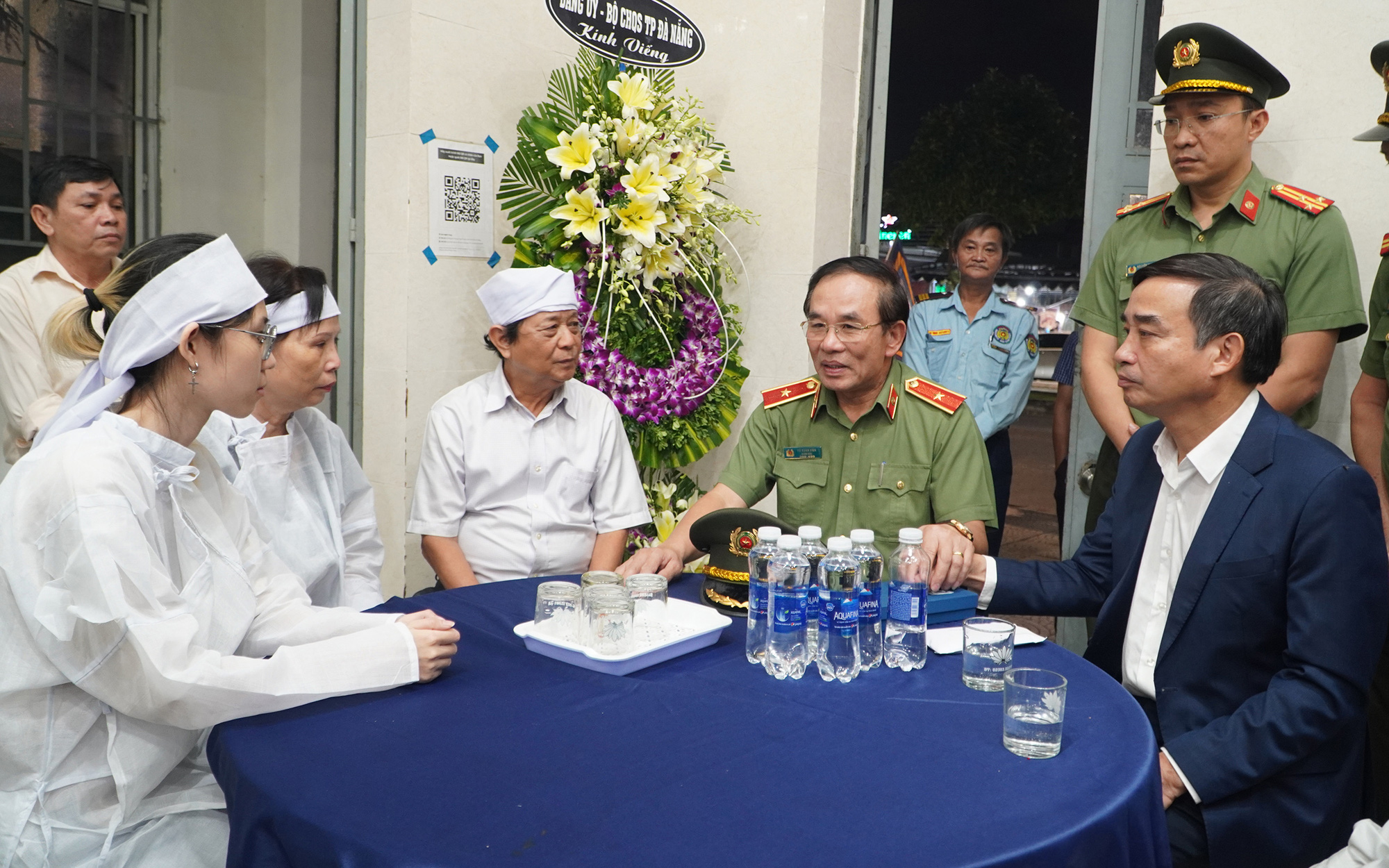 Phó trưởng công an phường ở Huế hy sinh: Xóm nhỏ tiếc thương người chiến sĩ công an tử tế- Ảnh 2. Chủ tịch nước truy tặng Huân chương Dũng cảm cho nhân viên bảo vệ ngân hàng hy sinh
