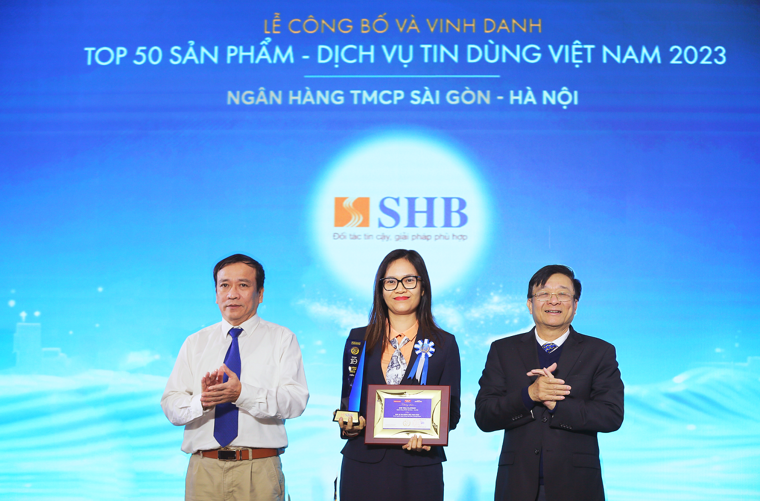 Thẻ tín dụng SHB VISA Platinum vào top 50 sản phẩm dịch vụ tin dùng 2023- Ảnh 1. Đại diện SHB nhận giải thưởng cho thẻ tín dụng SHB trong "Top 50 Sản phẩm - Dịch vụ tin dùng Việt Nam 2023" - Ảnh: SHB