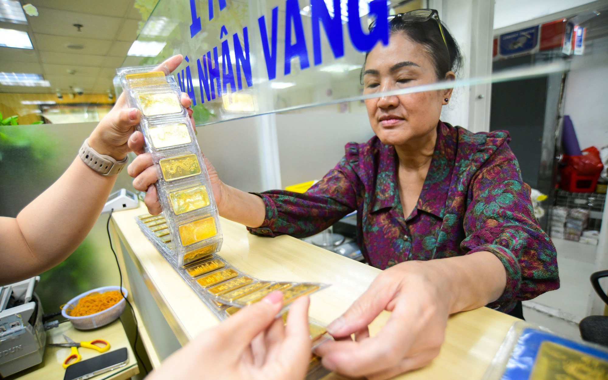 Chỉ đạo mới của Thủ tướng về quản lý thị trường vàng- Ảnh 2. Ngân hàng Nhà nước sẵn sàng tăng cung vàng miếng SJC để bình ổn thị trường