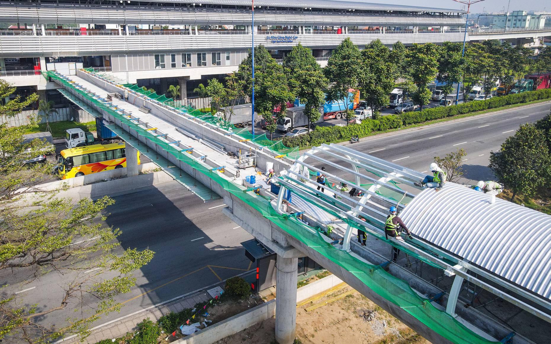 Cầu đi bộ Trần Nhật Duật hóa thủy cung rực rỡ, nối trong phố ngoài đê Hà Nội- Ảnh 10. Ngắm các cầu đi bộ băng qua xa lộ, nối metro số 1