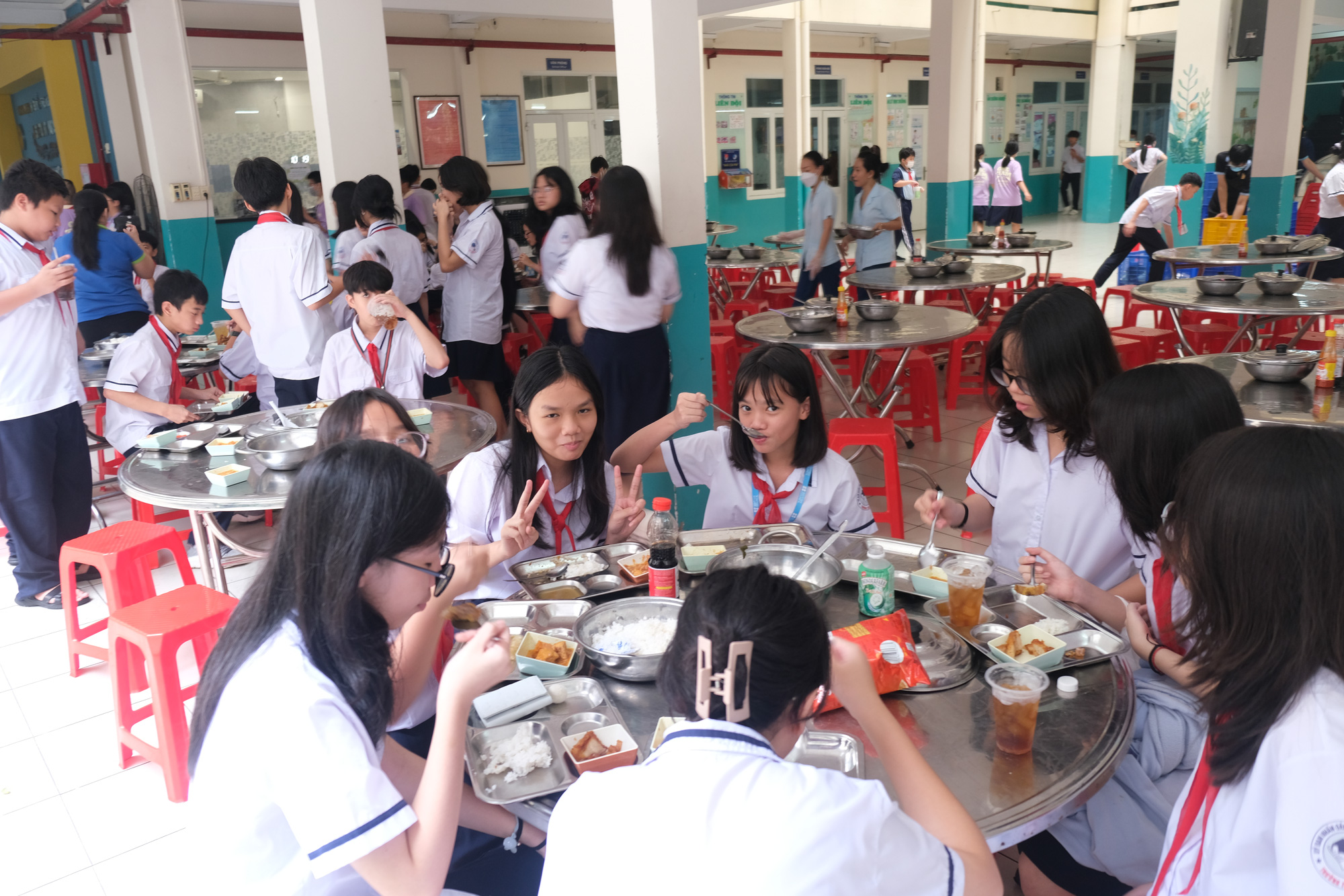 Tổ chức bữa ăn học đường kết hợp tăng cường thể lực cho học sinh TP.HCM- Ảnh 1. Các em học sinh Trường THCS Nguyễn Du (quận 1, TP.HCM) trong giờ ăn trưa - Ảnh: NGỌC PHƯỢNG