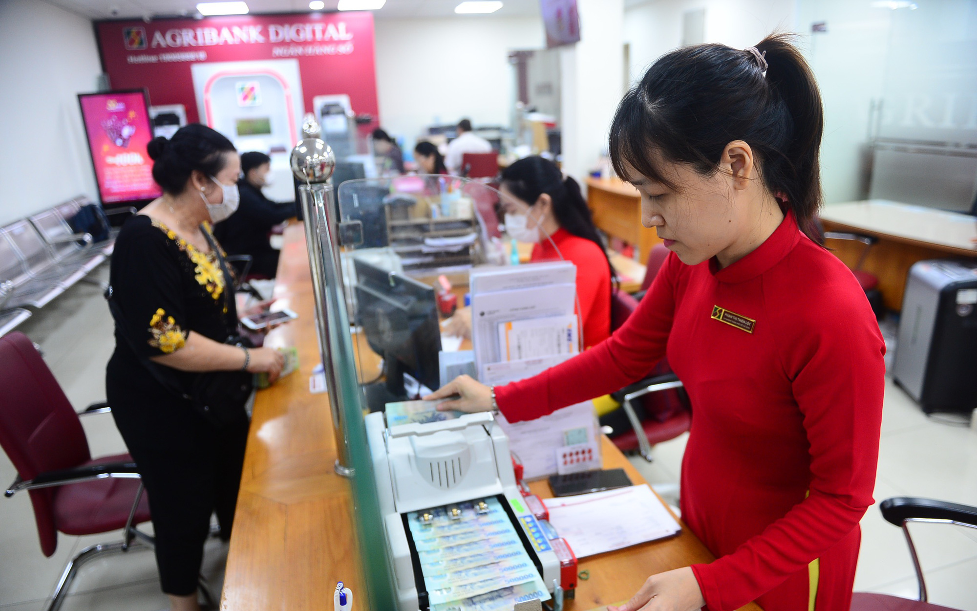 Hàng triệu USD tiền mặt từ đâu ra?- Ảnh 2. Đảm bảo nhu cầu rút tiền mặt, xử nghiêm vi phạm mua, bán ngoại tệ, vàng