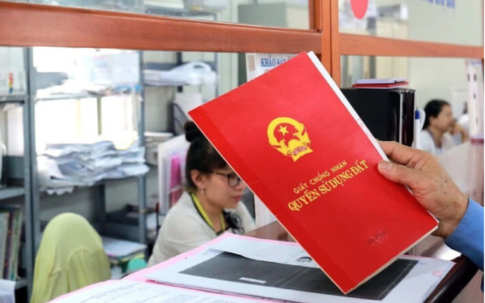 Đề xuất mới nhất về quyền sử dụng đất của người Việt Nam định cư ở nước ngoài- Ảnh 2. Xem xét cấp sổ đỏ cho hộ gia đình, cá nhân đang sử dụng đất không giấy tờ