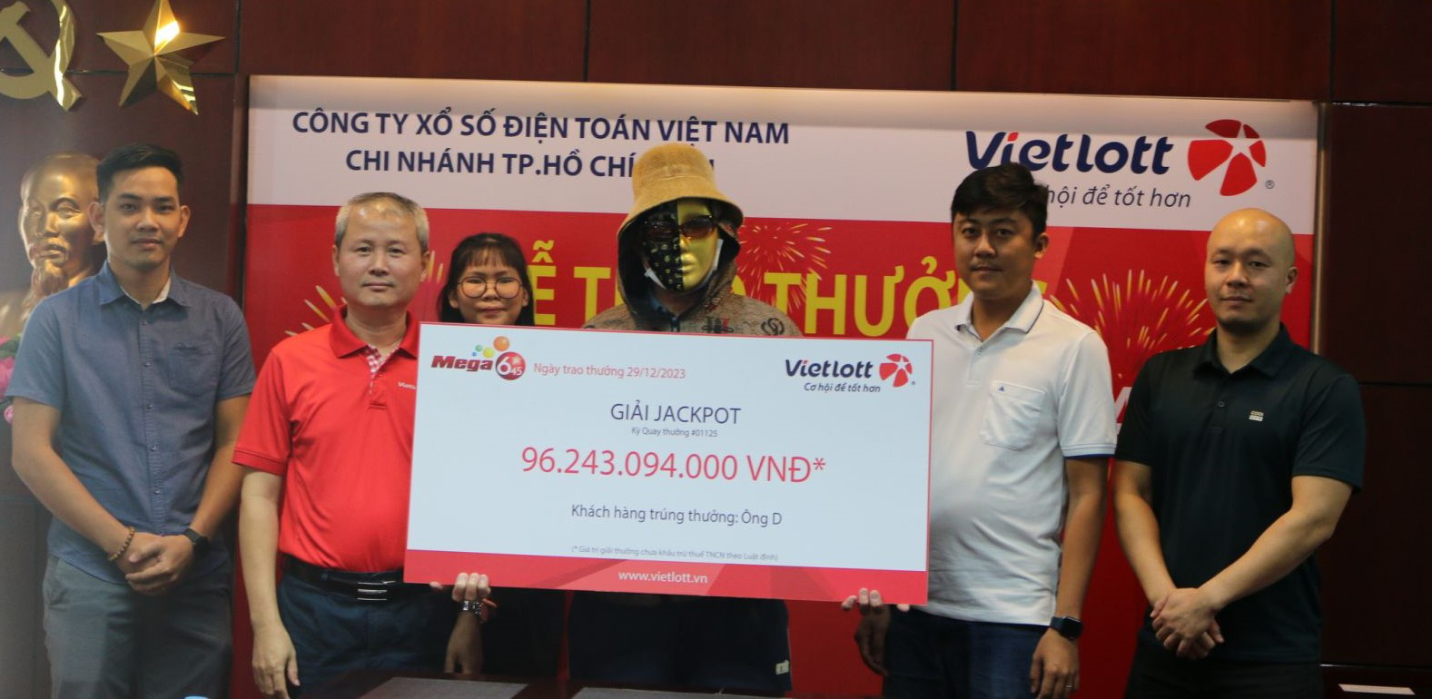 Ông D. nhận giải Jackpot của Vietlott trị giá hơn 96 tỉ đồng - Ảnh: CTV