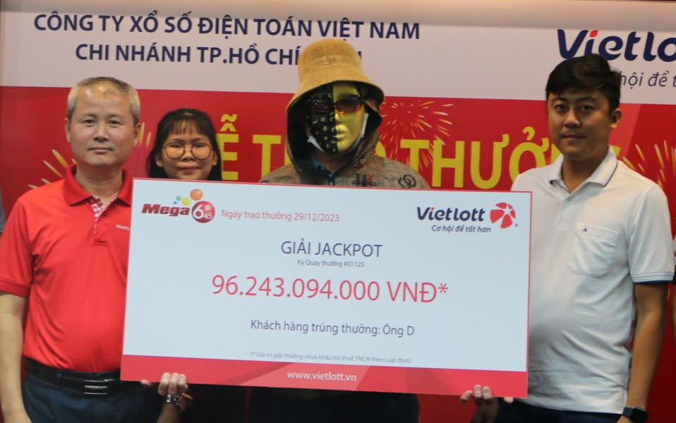 Chưa tìm được chủ nhân vé số Vietlott có tiền thưởng hơn 100 tỉ đồng- Ảnh 3. Một tài xế xe ôm ở TP.HCM trúng vé số độc đắc của Vietlott hơn 96 tỉ