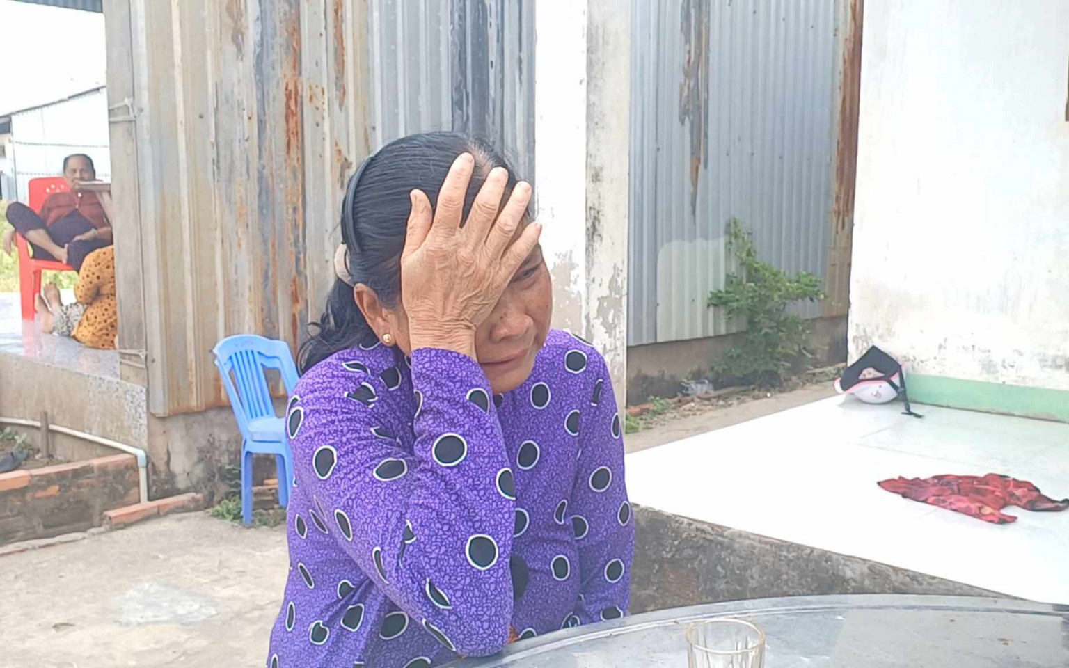 Đưa thuyền viên mất tích trên biển Hoàng Sa suốt 28 giờ vào bờ- Ảnh 2. Sóng lớn đánh chìm tàu cá trên biển, 4 ngư dân mất tích