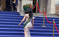 Miss Earth Đỗ Lan Anh hai lần vấp té tại màn chào sân