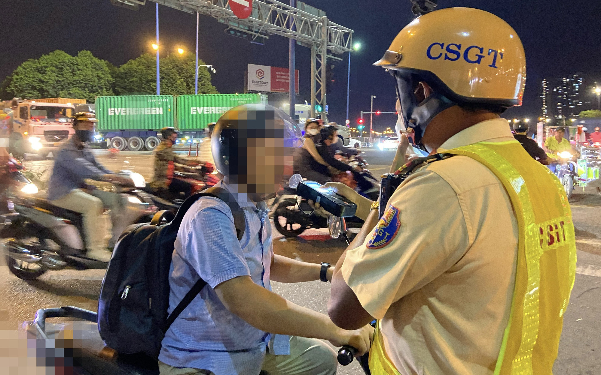Thổi chung ống đo nồng độ cồn có lây bệnh đường hô hấp?- Ảnh 3. Cử tri phản ảnh thổi đo nồng độ cồn có thể gây mất vệ sinh
