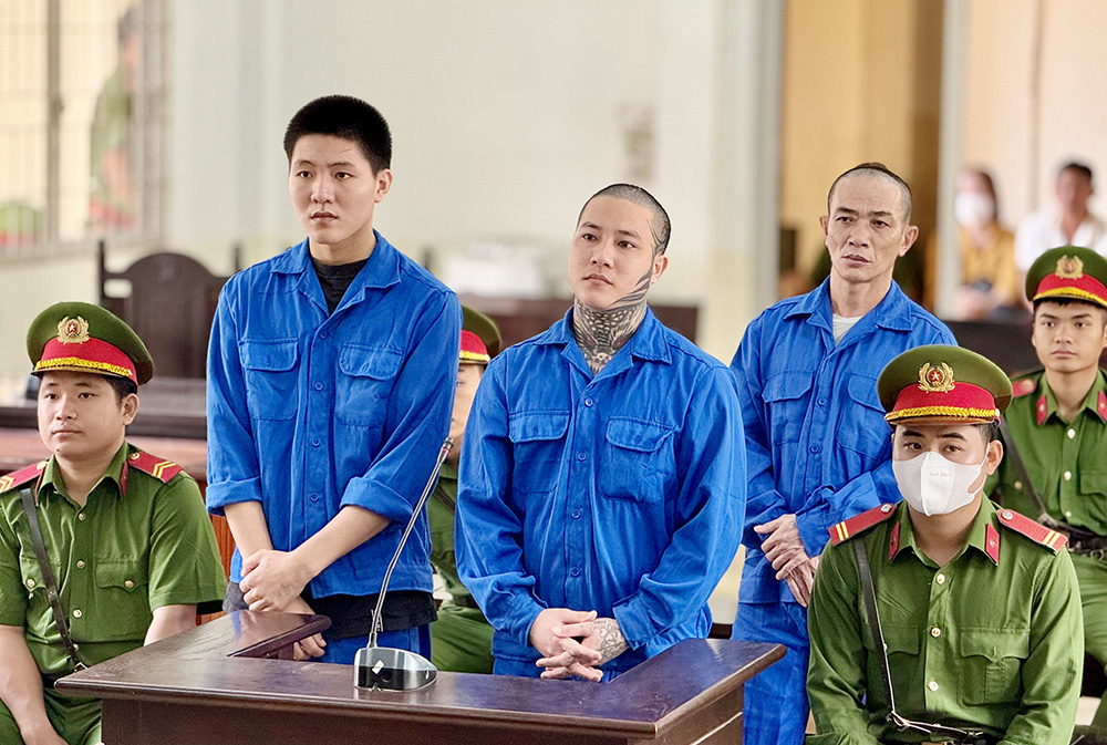 Nhóm giang hồ lãnh án vì tàng trữ 4 khẩu súng và 172 viên đạn- Ảnh 1. Nhóm giang hồ lãnh án vì tàng trữ 4 khẩu súng và 172 viên đạn quân dụng - Ảnh: TIẾN VĂN