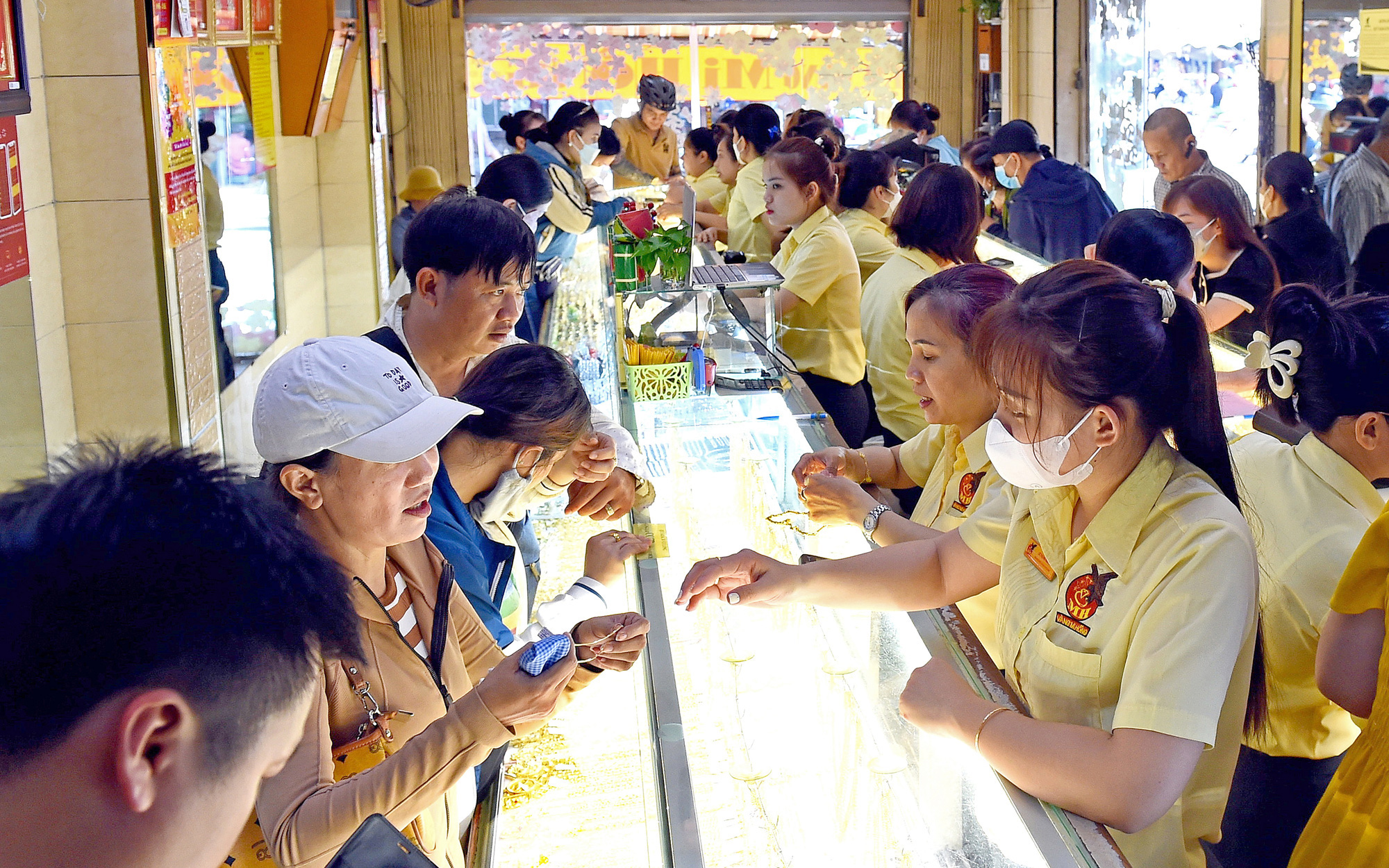 Ngân hàng Nhà nước sẽ đánh giá lại vai trò của SJC- Ảnh 2. Giá vàng nhảy múa, làm gì để bình ổn, tránh sốt giá vàng?
