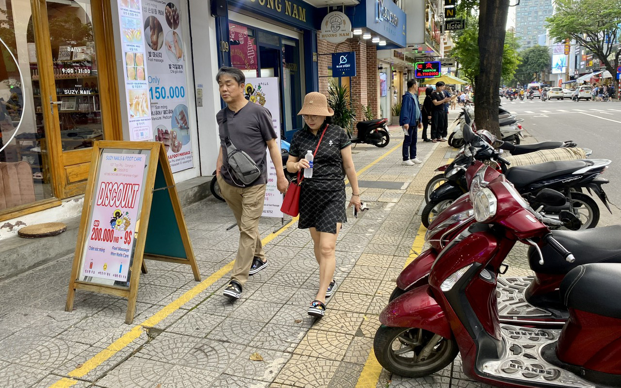 Ban quản lý tòa nhà cùm xe trong khu đô thị: Hạ tầng chưa bàn giao Nhà nước- Ảnh 3. Đà Nẵng kẻ vạch phân tách vỉa hè quận trung tâm, du khách ghé chợ Hàn yên tâm hơn