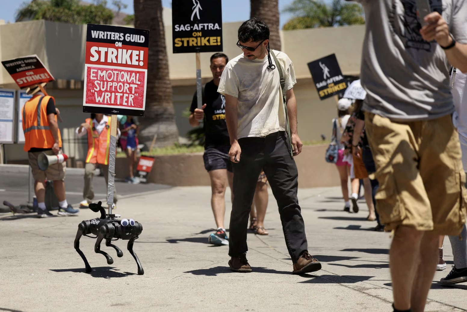 Robot Gato đi bên cạnh một nhà văn thuộc Hiệp hội nhà văn Mỹ (WGA) - Ảnh: REUTERS