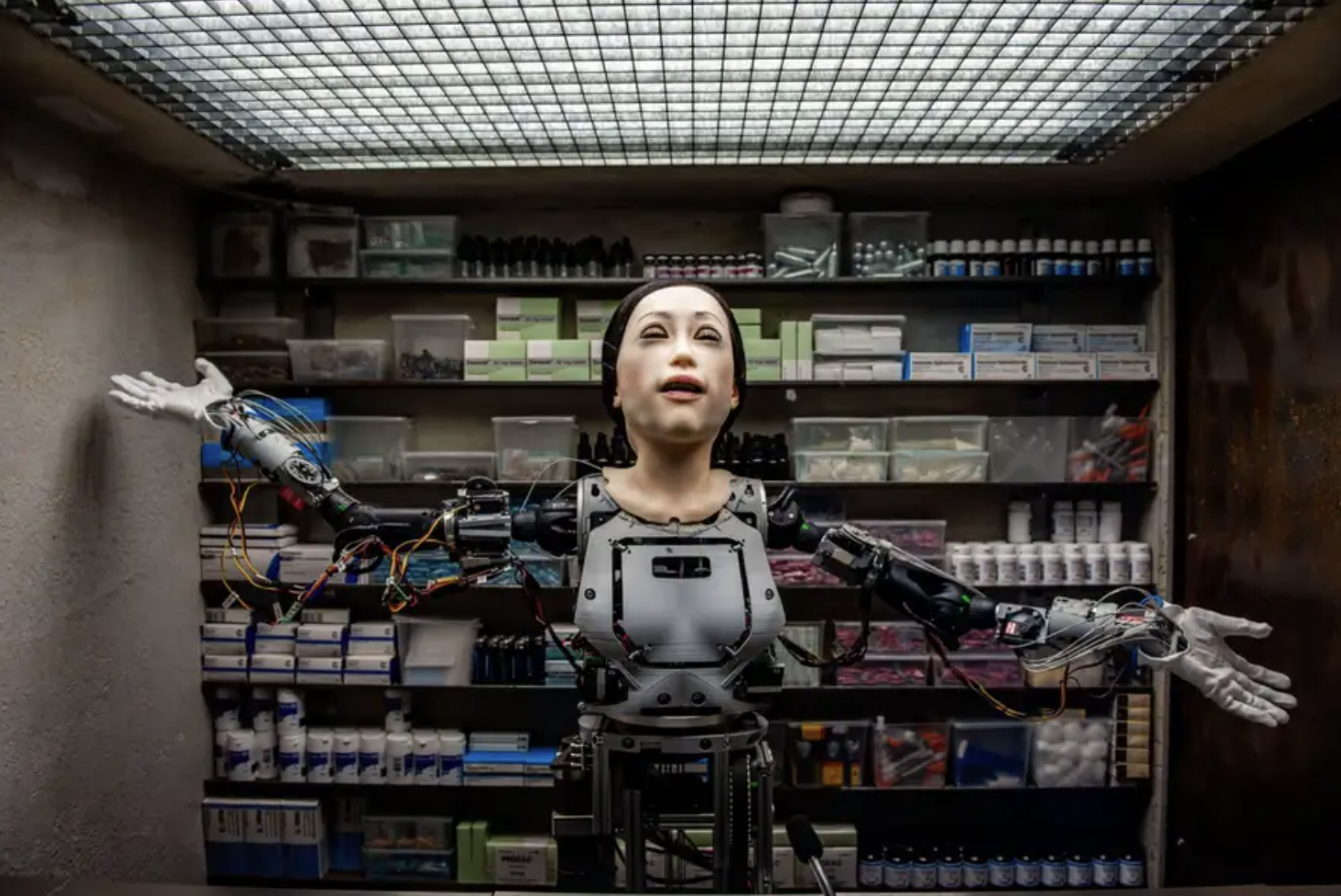 Robot Amy chào đón khách hàng đến quầy thuốc - Ảnh: ALAMY STOCK PHOTO