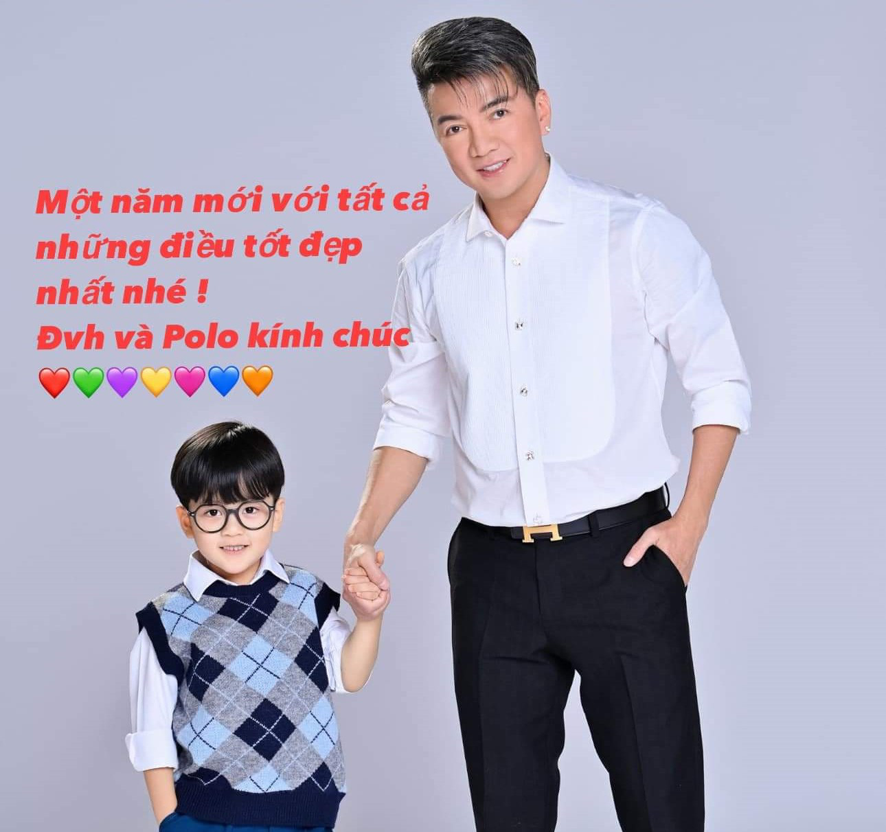Ca sĩ Đàm Vĩnh Hưng và con trai rạng rỡ chào năm mới  - Ảnh: Facebook nhân vật