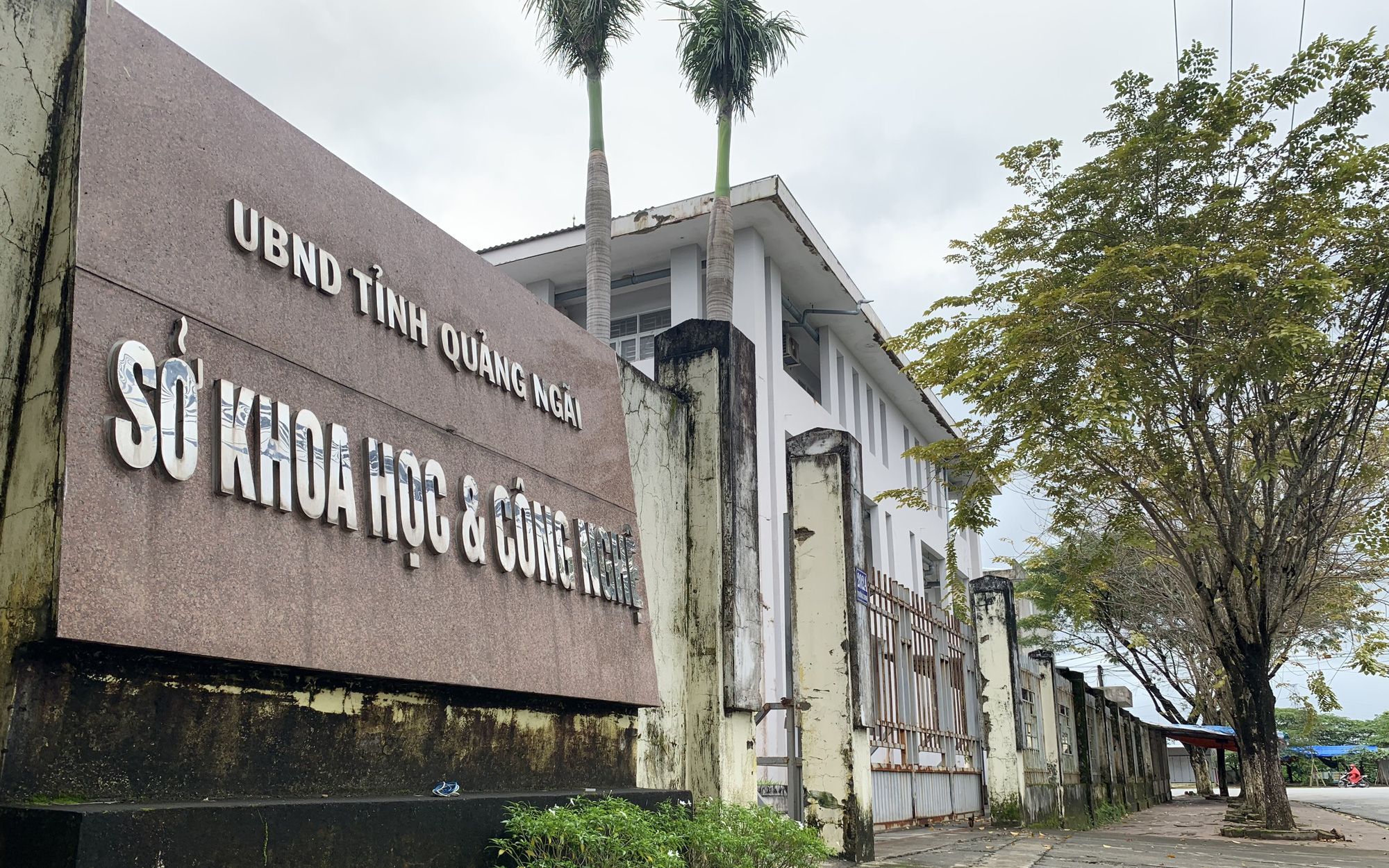Khởi tố vụ án liên quan việc thông thầu ở Quảng Ngãi- Ảnh 2. Giám đốc Sở Khoa học và Công nghệ Quảng Ngãi tiếp tục dính sai phạm