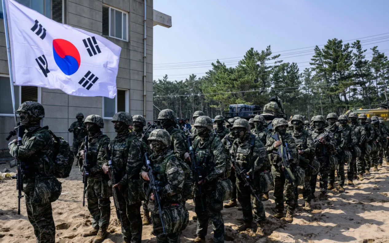 Hàn Quốc muốn thành lập bộ mới để giải quyết 'tỉ lệ sinh thấp nhất thế giới'- Ảnh 2. Hàn Quốc lo không đủ binh sĩ đối phó Triều Tiên do tỉ lệ sinh thấp nhất thế giới
