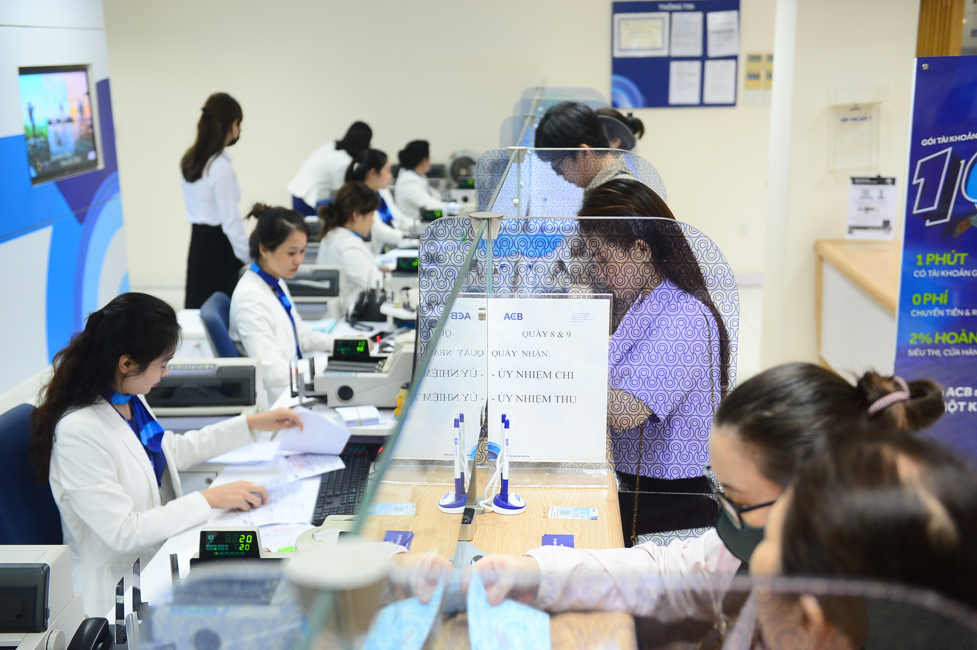 Xuất hiện ngân hàng báo lỗ đầu tiên, TPBank lãi cũng 'bốc hơi' mạnh- Ảnh 2. Có ngân hàng bất ngờ 'ngược dòng' tăng, cuộc đua hạ lãi suất về đích thế nào?
