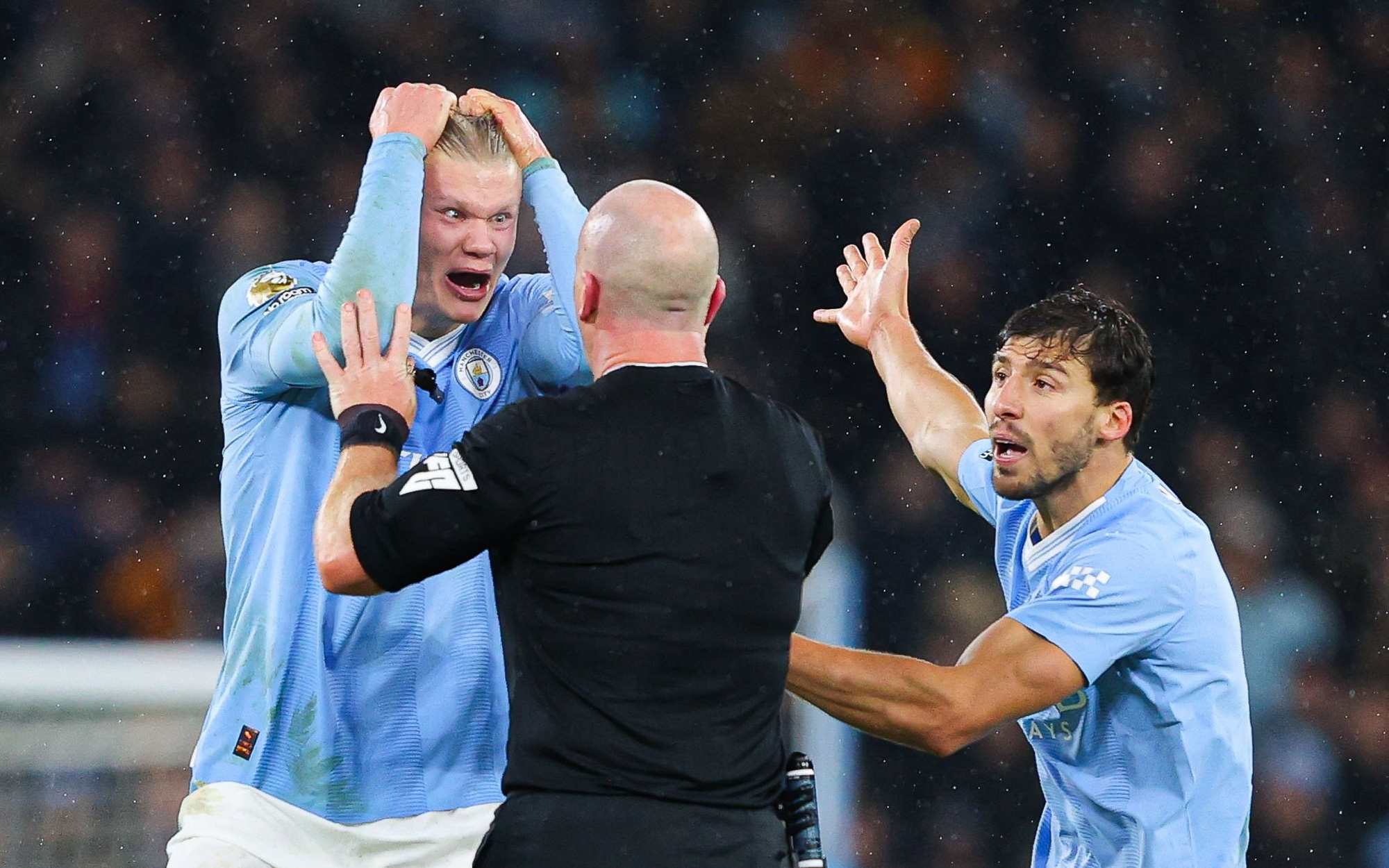 Man City bại trận, Liverpool giành trọn 3 điểm- Ảnh 3. Haaland nổi nóng, quát tháo với trọng tài và cầu thủ Tottenham
