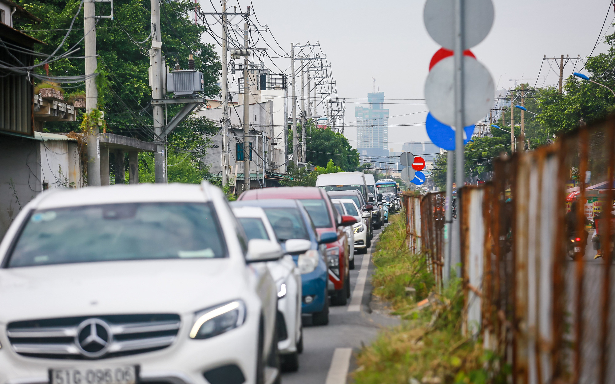 TP Thủ Đức nói gì về việc đường Lương Định Của làm 8 năm chưa xong?- Ảnh 3. 600m đường Lương Định Của làm hoài không xong, xe cộ ‘bò’ ra nút giao An Phú