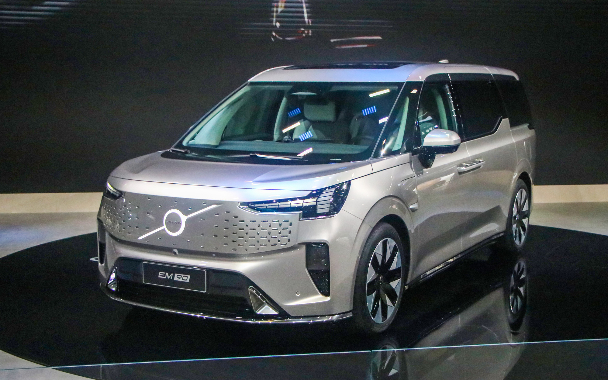 Volvo sắp có khung gầm cực tân tiến: Vừa hỗ trợ tự lái cao cấp, vừa thoát mác xe Trung Quốc- Ảnh 4. Volvo EM90 có thể không bán ở Việt Nam