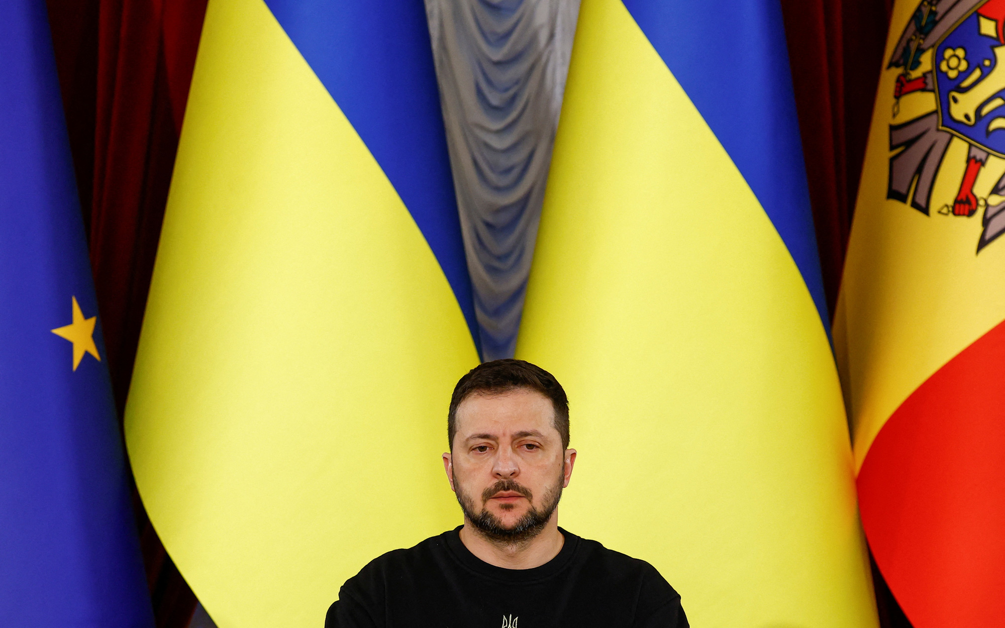 Sắp cạn tiền ủng hộ Ukraine, giám đốc ngân sách Nhà Trắng 'lưu ý' Quốc hội Mỹ- Ảnh 2. Tổng thống Ukraine Zelensky bị tố chuyên quyền và cô lập