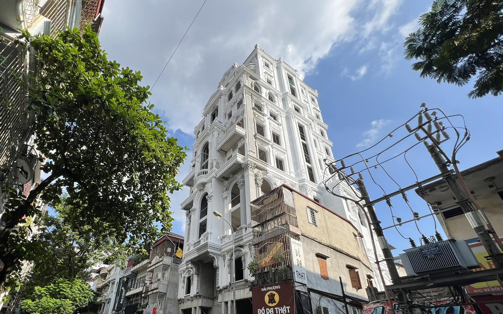 Tòa nhà sai phép giữa quận Ba Đình: Chủ tịch quận nói 30 ngày không tự khắc phục mới cưỡng chế- Ảnh 3. Tòa nhà xây sai phép giữa quận Ba Đình, bí thư quận nói xử lý là