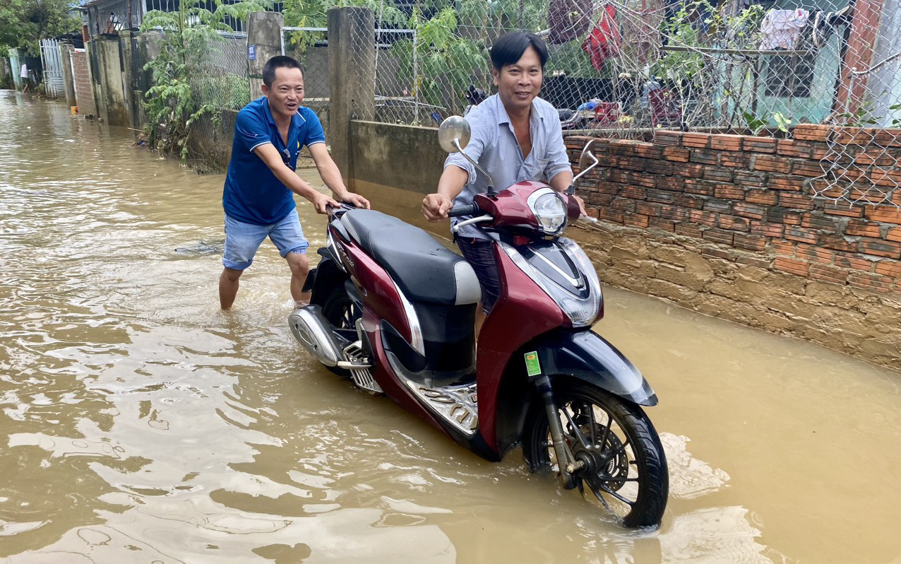 Lo ngập, chủ tịch Đà Nẵng truy chuyện nạo vét cống, cửa thu nước- Ảnh 3. Lo ngập, chủ tịch Đà Nẵng truy chuyện nạo vét cống, cửa thu nước - Ảnh 5.