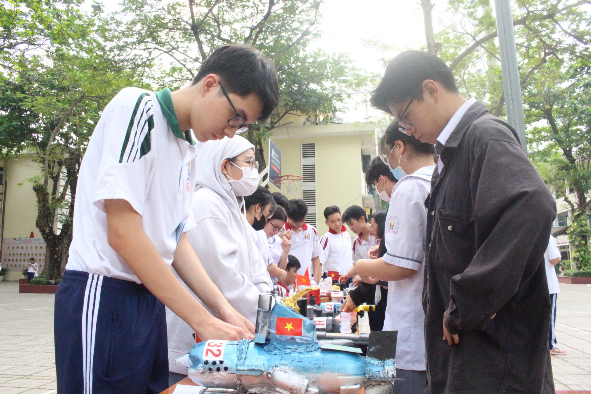 Học sinh THPT Hùng Vương “chinh phục đại dương” với tàu ngầm tự thiết kế- Ảnh 13.