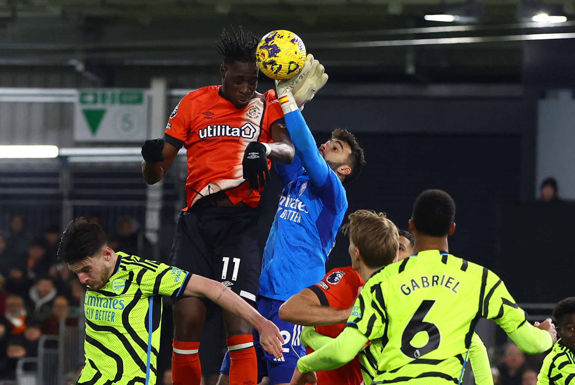 Thắng nghẹt thở Luton Town, Arsenal vẫn đứng đầu Premier League