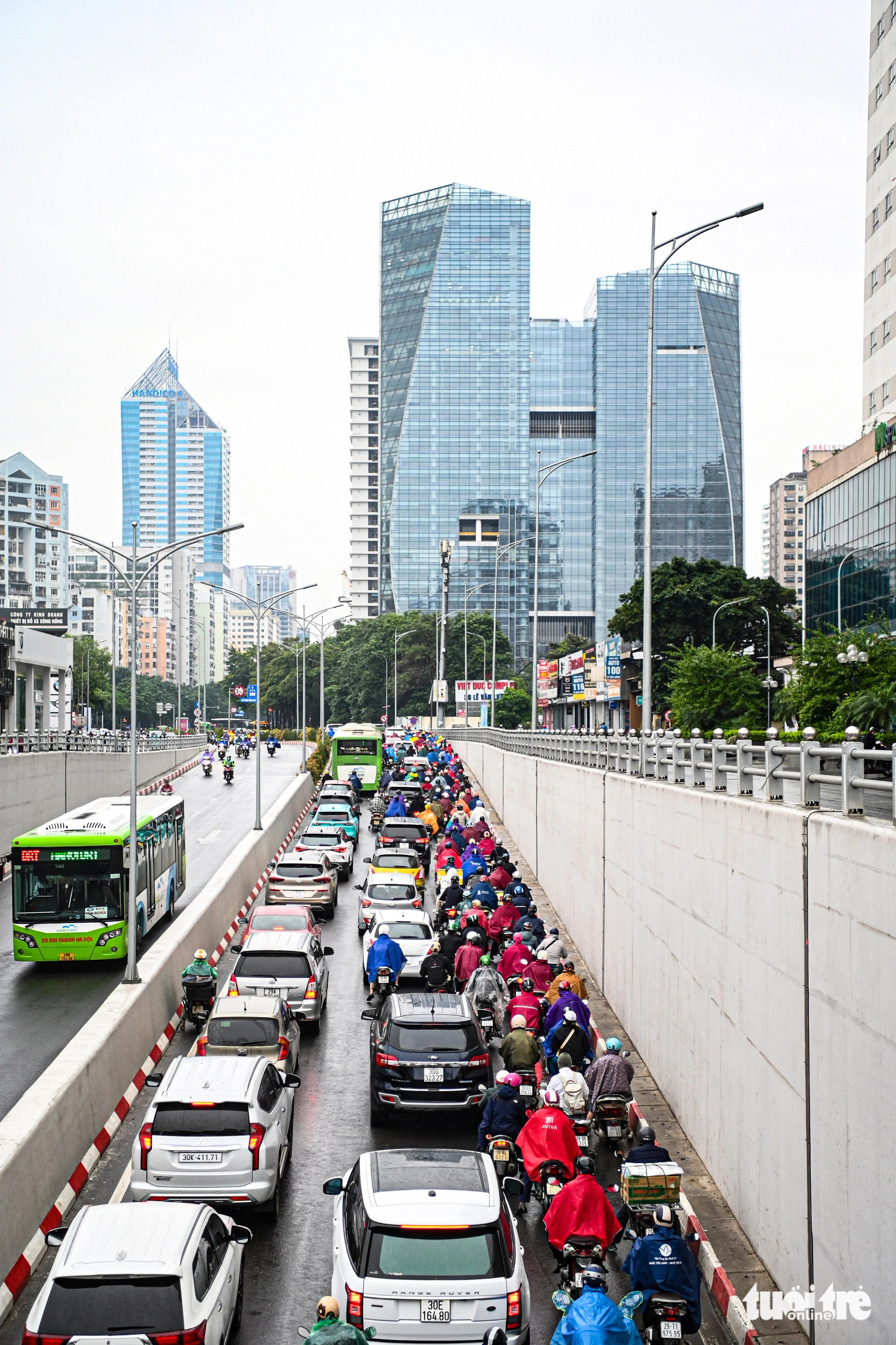 Sáng nay, nhiều tuyến đường Hà Nội kẹt cứng trong mưa lạnh- Ảnh 6. Sáng nay, nhiều tuyến đường Hà Nội kẹt cứng trong mưa lạnh- Ảnh 6.