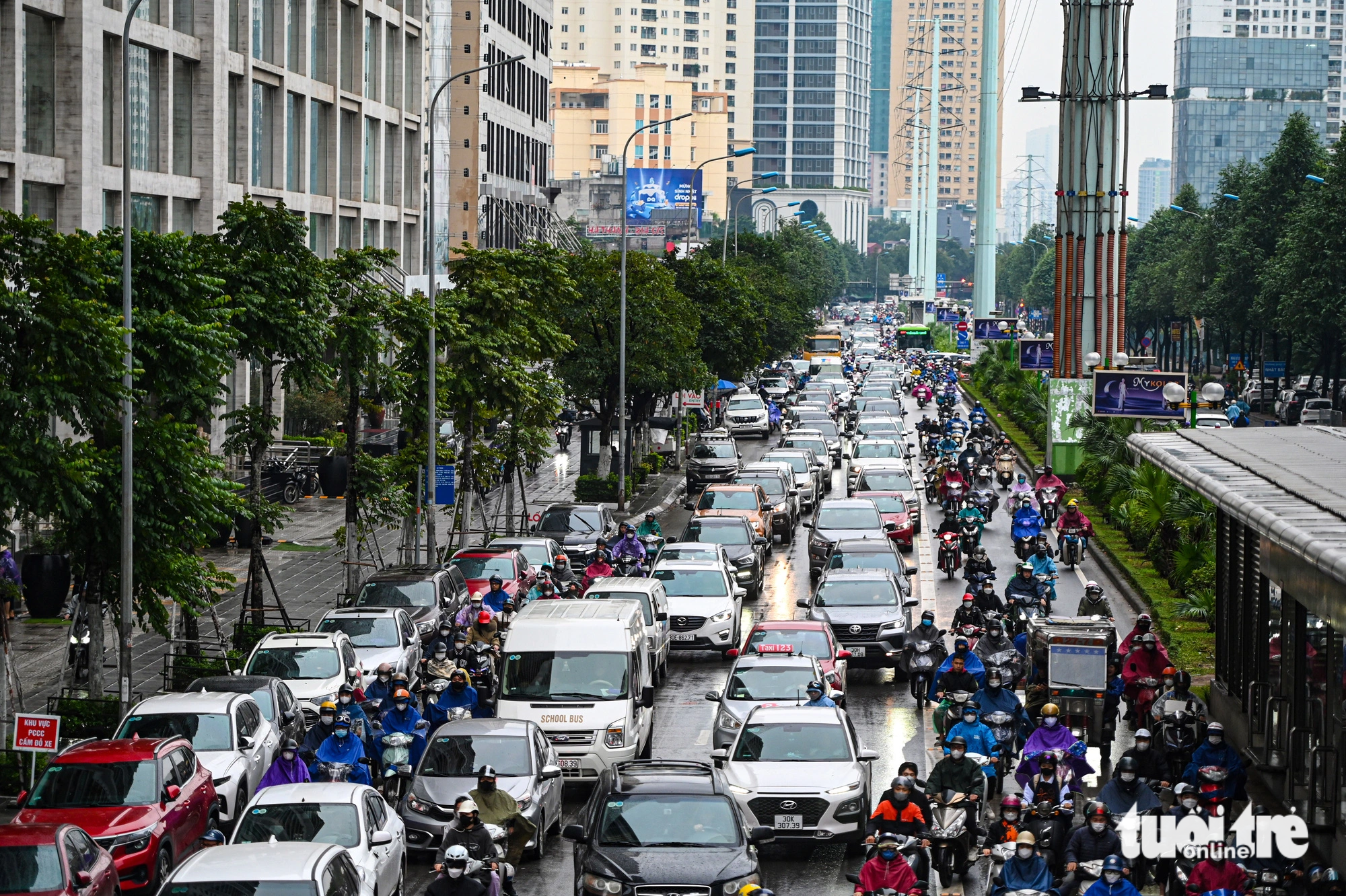 Sáng nay, nhiều tuyến đường Hà Nội kẹt cứng trong mưa lạnh- Ảnh 8. Sáng nay, nhiều tuyến đường Hà Nội kẹt cứng trong mưa lạnh- Ảnh 8.