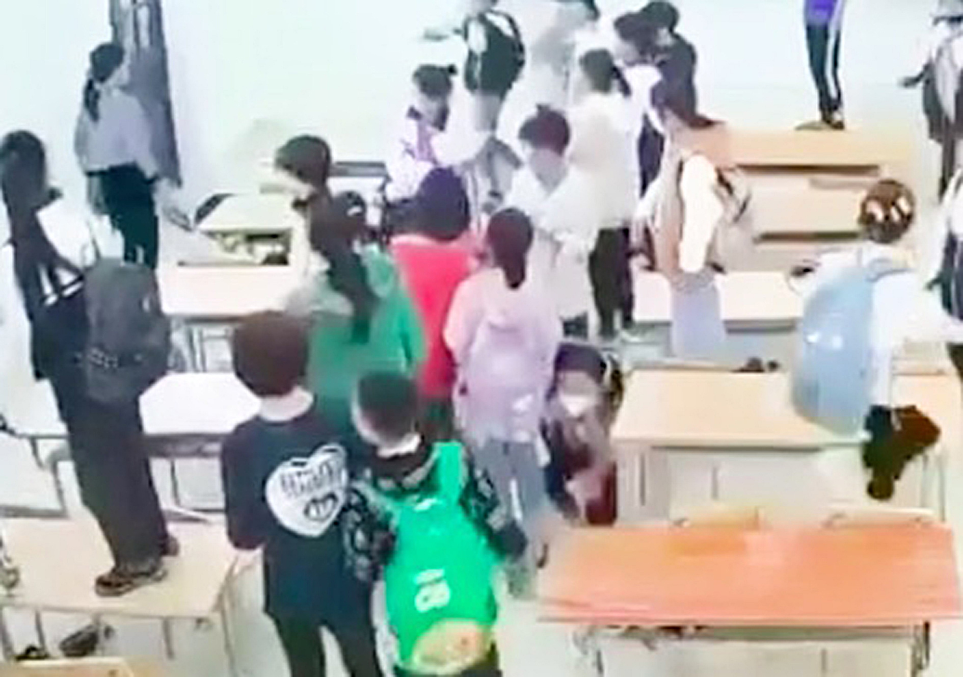 Cảnh cô giáo bị học sinh “nhốt” trong lớp học - Ảnh:  cắt từ clip