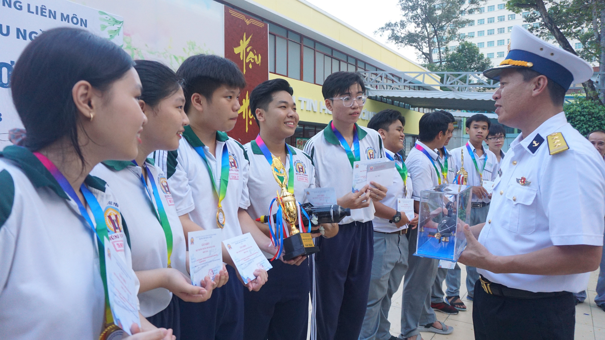Thượng tá Nguyễn Ngọc Dương, chính ủy Trung đoàn hải quân 196 trao thưởng mô hình tàu ngầm cho nhóm học sinh lớp 12A20 - đội đoạt giải đặc biệt - Ảnh: HOÀNG HƯƠNG