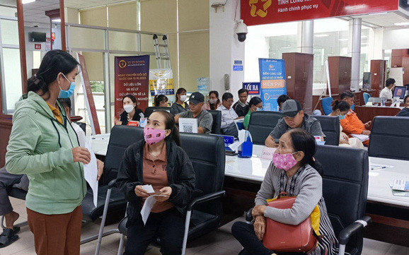 Người dân ùn ùn đi đổi giấy phép lái xe vì tin đồn- Ảnh 2. Dân Long An, Đà Nẵng kéo nhau đi đổi giấy phép lái xe vì... nghe đồn
