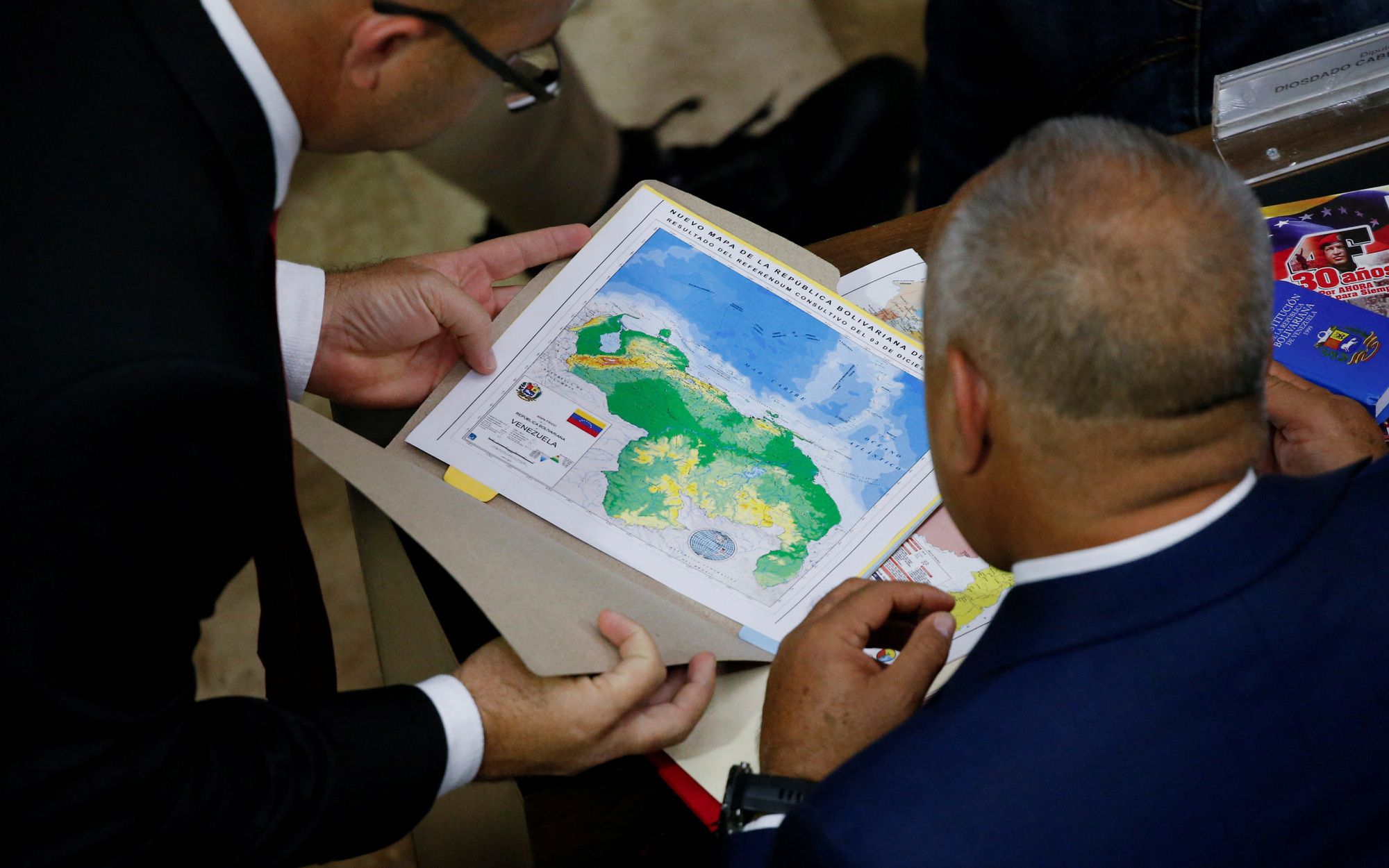 Tin tức thế giới 9-12: Israel tấn công 450 mục tiêu ở Gaza; EU viện trợ cho người Palestine- Ảnh 2. Venezuela muốn lấy phần đất Guyana giàu dầu mỏ, Nam Mỹ ngửi thấy mùi chiến tranh