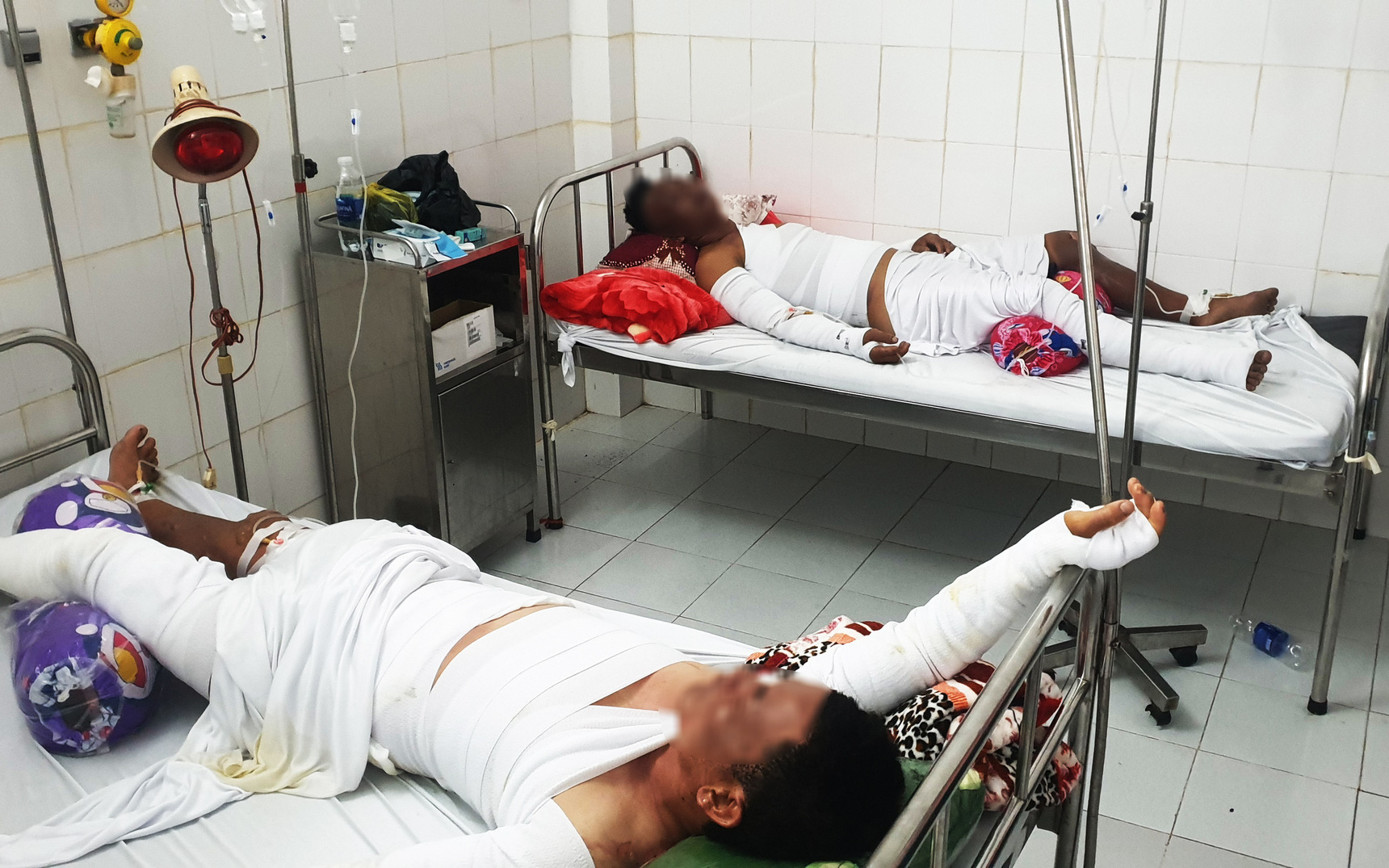 Khởi tố bị can vụ tự chế pháo gây nổ hai người chết- Ảnh 2. Tạm giữ 1 nam thanh niên sau vụ nổ nghi do tự chế pháo khiến 2 người chết