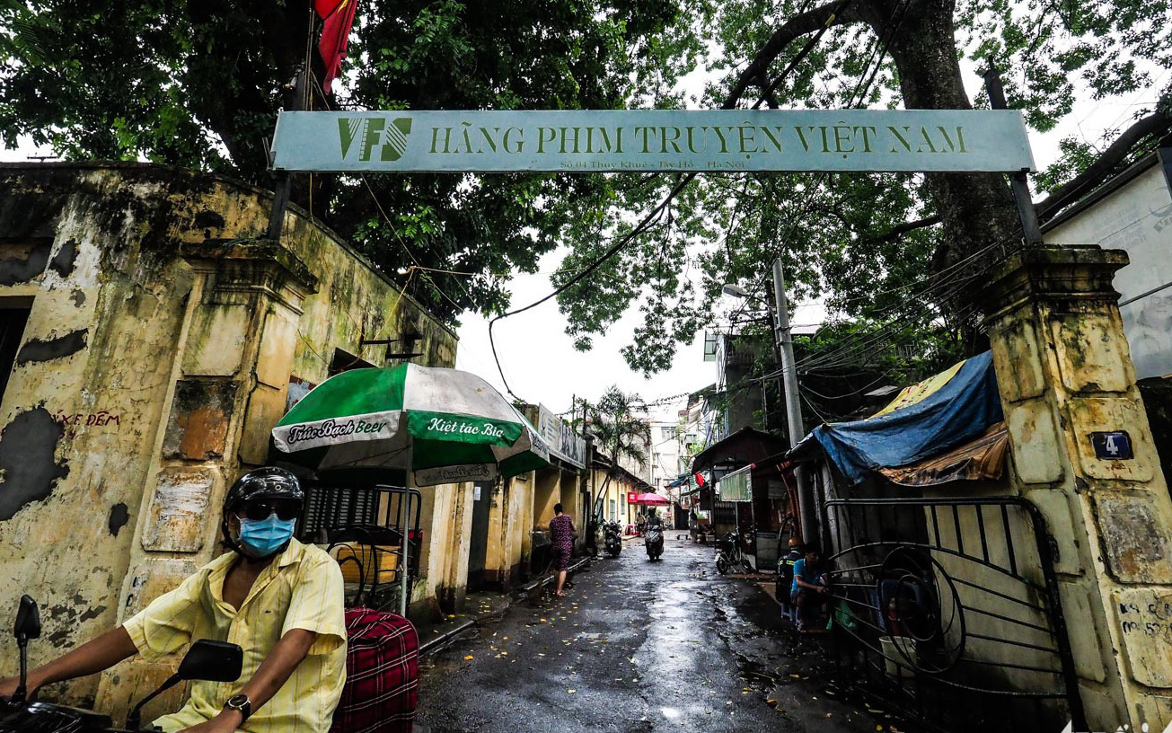 Đạo diễn Đặng Nhật Minh đau lòng trước di sản ẩm mốc ở Hãng phim truyện Việt Nam- Ảnh 3. Nghệ sĩ Hãng Phim truyện Việt Nam chạy Grab, bán hàng online, bộ vẫn nói chờ