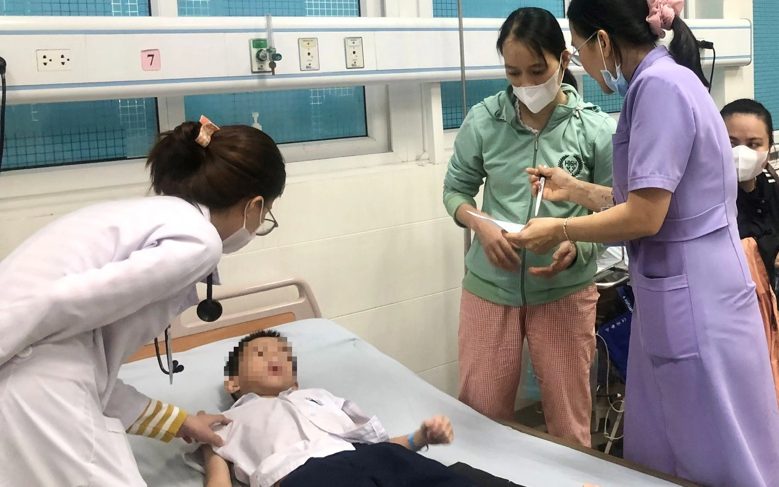 Nhiều vụ học sinh nghi ngộ độc: Mạnh tay hơn với hàng rong cổng trường- Ảnh 2. Ăn thạch trước cổng trường, 40 học sinh phải đi viện