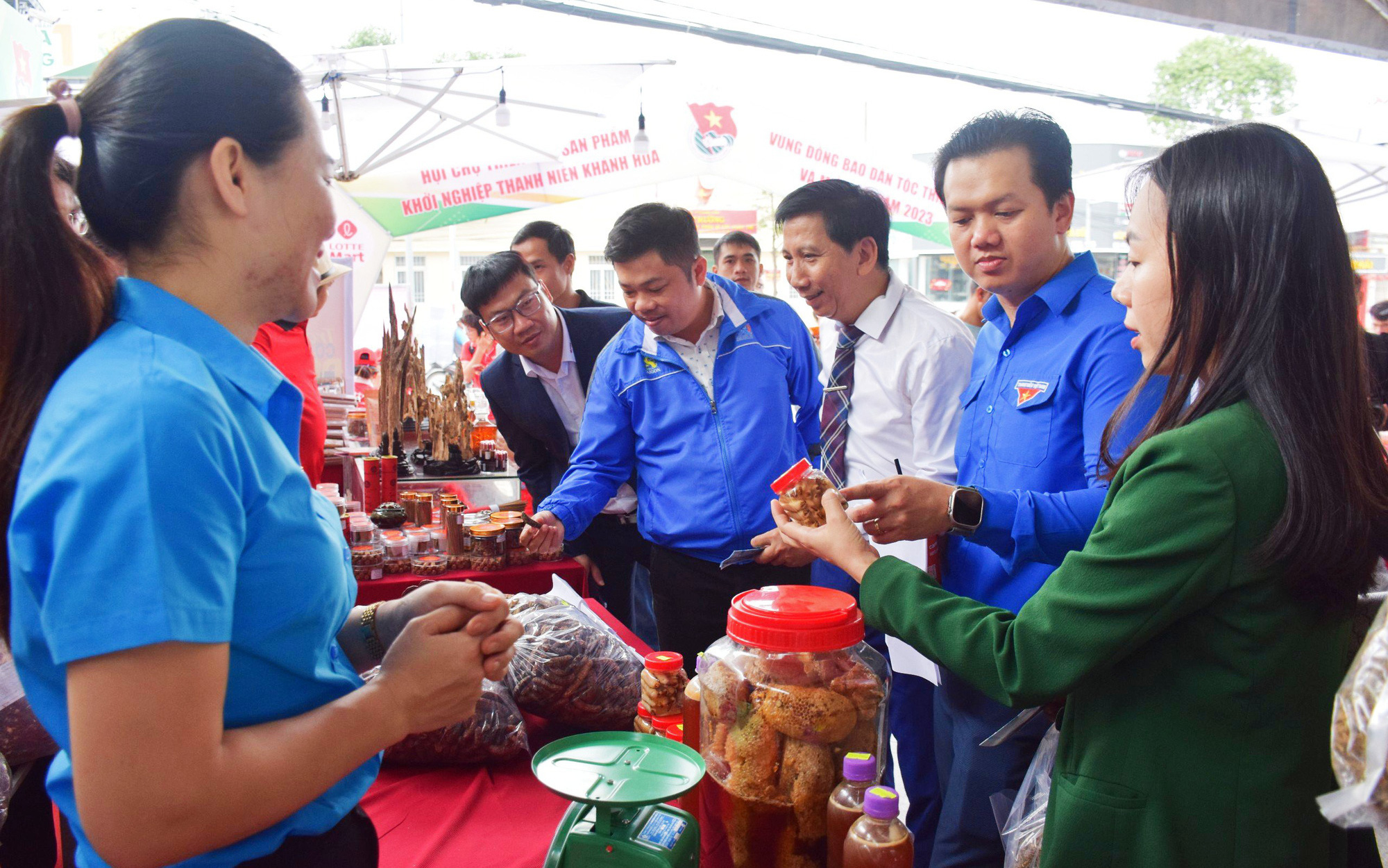Nữ sinh cấp 3 với dự án sàn thương mại điện tử ngành thủy sản- Ảnh 4. Mang sản phẩm khởi nghiệp của thanh niên miền núi đến Nha Trang